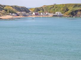 A beach with houses and boats at Seaviews in Nefyn