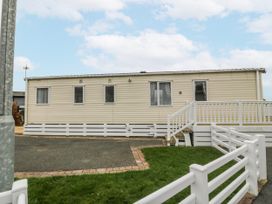 An outdoor photo of a mobile home with a staircase and fence at Seaviews in Nefyn