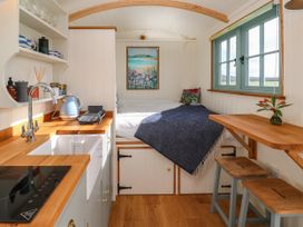 Lower Trewern Shepherds Hut - Cornwall - 1150293 - thumbnail photo 6