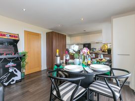 A dining room with a table and chairs at Whitewater Seaview in Newquay