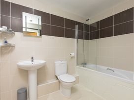 A bathroom with a sink, toilet, and bathtub at Whitewater Seaview in Newquay