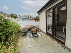 A garden with seating and a table at Ty Haf Trearddur Bay