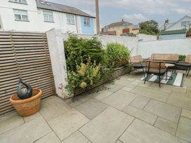 An outdoor area with a seating arrangement and plants at Ty Haf in Trearddur Bay