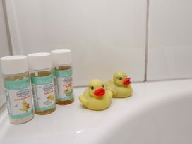 A bathtub with baby toiletries and rubber ducks at Fair View in St Just in Roseland near St Mawes