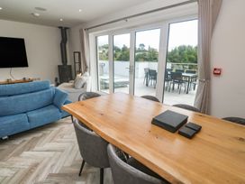 A dining room with a table and chairs at Carnon Gwel, Devoran