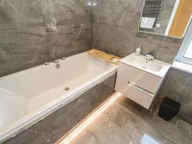 A bathroom with a bathtub and sink at Carnon Gwel, Devoran
