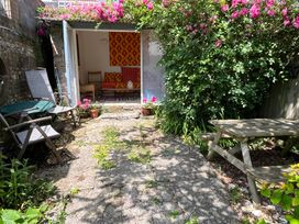 A garden with chairs and a table at The Elbow in Frampton