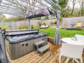 A garden with a hot tub and outdoor seating at Burlodge Swimbridge near Barnstaple