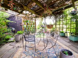 A garden with chairs and a table at Sunset Cottage in Swimbridge near Barnstaple