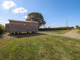 A wooden cabin near a gravel path at Cariad Mawr in Gwaenysgor near Prestatyn