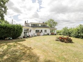 A house with a garden at Woods Cottage Kingcoed near Raglan