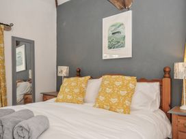 A bedroom with a bed and pillows at Skiber Long in Bray Shop near Launceston