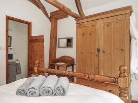 A bedroom with towels on a bed at Skiber Long in Bray Shop near Launceston