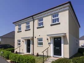 A house with two entrances and windows at Seashell Sands in Appledore