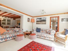 A living room with sofas and a coffee table at Temple House in Goonhavern