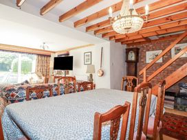 A dining room with a table and chairs at Temple House in Goonhavern