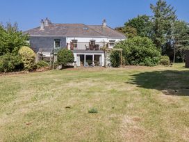A house with a garden and balcony at Temple House in Goonhavern