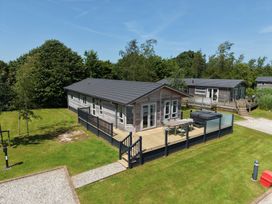 A lodge with decking and garden area at 4 Meadow Retreat in Dobwalls