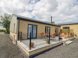 An outdoor area with seating and plants at The Barn in Astwood Bank