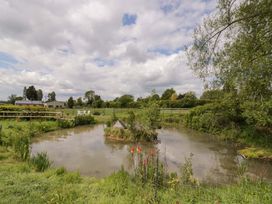 A pond with ducks and grass area at The Barn in Astwood Bank