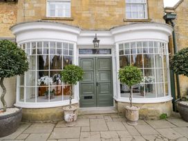 A front entrance with windows and a door at Bay House Cottage in Broadway
