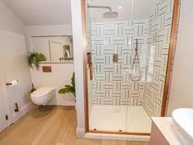 A bathroom with a shower, toilet, and sink at Bay House Cottage in Broadway