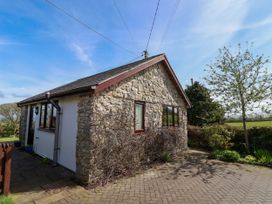A stone and white exterior house with windows and a driveway with plants and a tree at Dolphin Bach in Dolphin