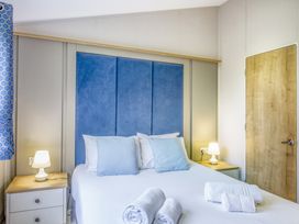 A bedroom with a bed and bedside table at Lodge 62 at Riviera Bay Coastal Retreat Brixham