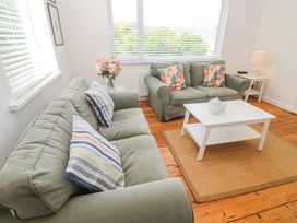A living room with sofas and a coffee table at Bod A Quinte in Carbis Bay