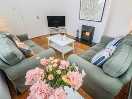 A living room with a fireplace and a TV at Bod A Quinte in Carbis Bay