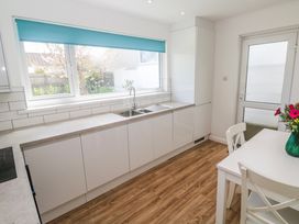 A kitchen with a sink and cabinets at Bod A Quinte in Carbis Bay
