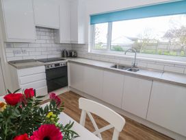 A kitchen with cabinets and sink at Bod A Quinte in Carbis Bay