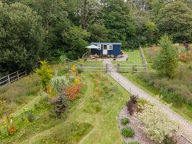 A cabin and garden area at Bedwen in Aberaeron