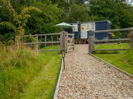 An outdoor area with a gravel pathway and a garden at Bedwen Aberaeron