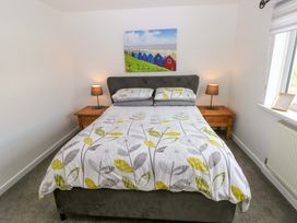 A bedroom with a bed and bedside tables at 15 Lawnswood in Saundersfoot
