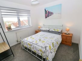 A bedroom with a bed and bedside tables at 15 Lawnswood in Saundersfoot