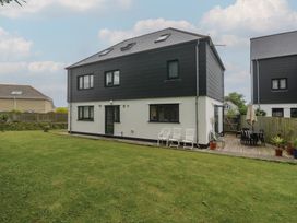 A house with a backyard and deck at Chy Holly in Carbis Bay