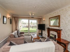 A living room with a television and fireplace at Sea Roke in Filey