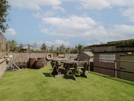A garden with a table and benches at Sea Roke in Filey