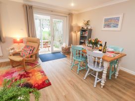 A dining room with a table and chairs at Jaspers Retreat, formerly known as Starfish Cottage, Falmouth