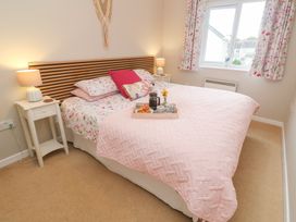 A bedroom with a bed and bedside tables at Jaspers Retreat, formerly known as Starfish Cottage, Falmouth