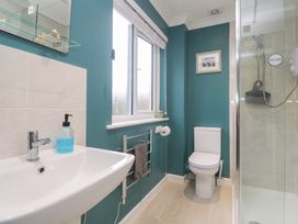 A bathroom with wash basin and toilet at Jaspers Retreat, formerly known as Starfish Cottage, Falmouth