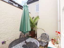 A garden with a table, chairs, and a plant at 5 Exe Street Topsham
