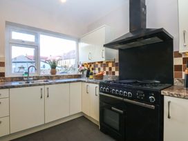 A kitchen with oven and sink at Southbourne Manor in Llandudno