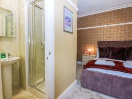 A bedroom with an ensuite shower and sink at Southbourne Manor in Llandudno