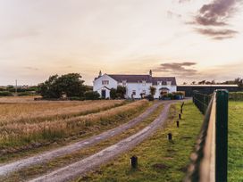 A house with a pathway and fence at Glanllyn Bach in Llanfaelog