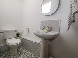 A bathroom with a toilet and wash basin at Tan Y Merddyn in Ceunant near Llanrug
