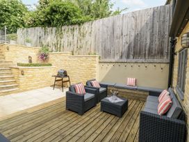 A garden with seating and a table at Cotstone Cottage in Chipping Campden