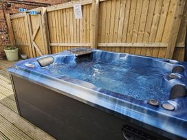 A hot tub in an outdoor area at Circus Circus in Holywell