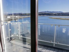 A balcony view overlooking water and mountains at Estuary Escape in Porthmadog